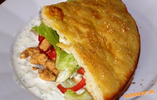 Turecký chlieb plnený kuracím mäsom a zeleninou s tzatziki ...