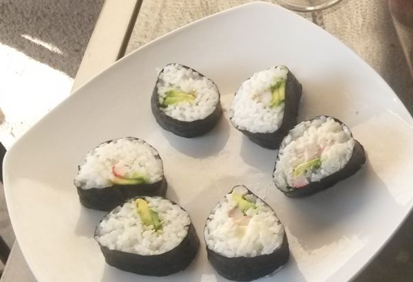 Avokádové sushi s krabími tyčinkami