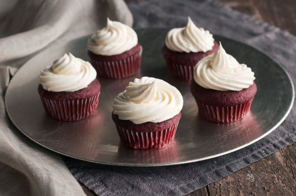 Red velvet cupcakes so syrovým krémom