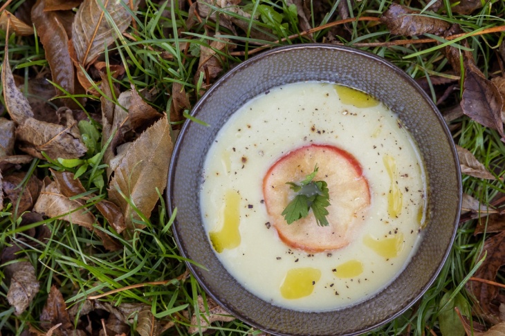 Pórovo–zelerová polievka s jablkami recept