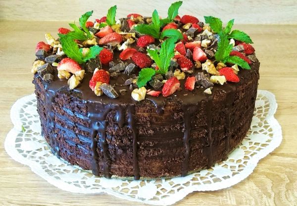 Orechovo-kakaová torta s jahodami