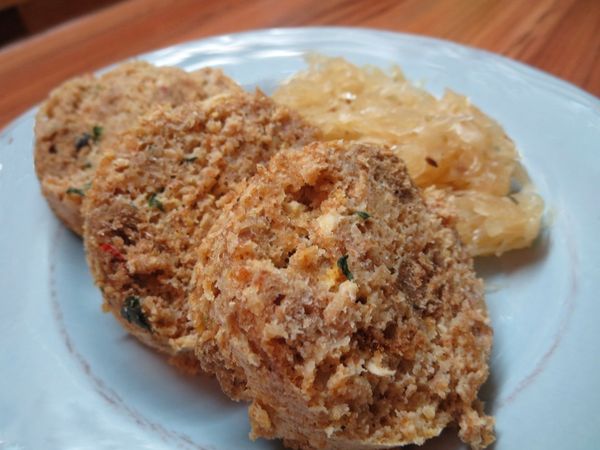 FOTORECEPT: Hrnčekový bazalkový knedlík z ražného chleba ...