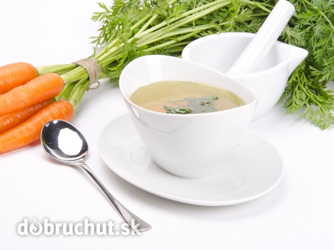 Biela polievka z kostí a koreňovej zeleniny