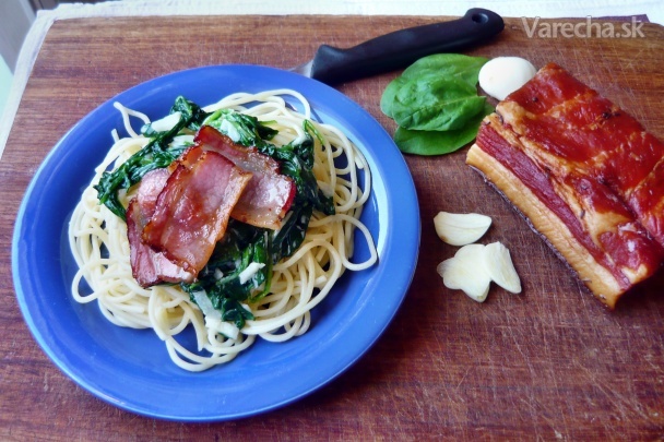 Špagety so špenátom a slaninovými chipsami recept