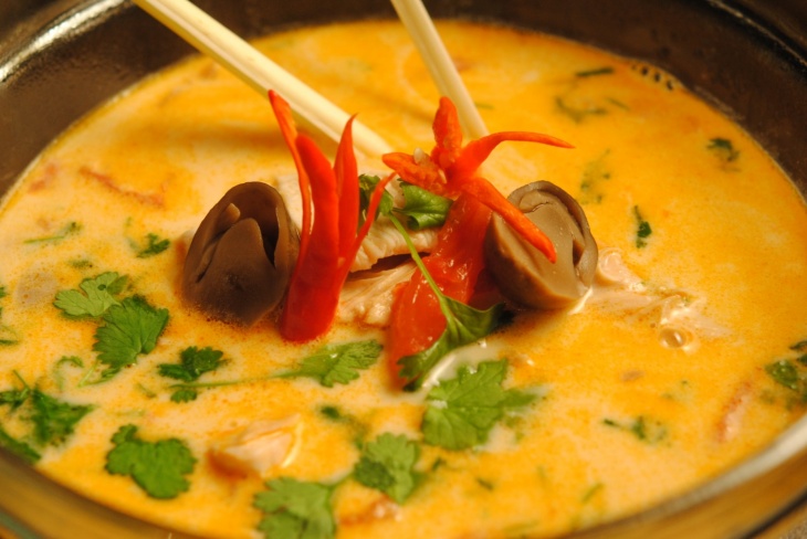 Tom Kha Gai – ostrá hydinová polievka s kokosovým mliekom ...
