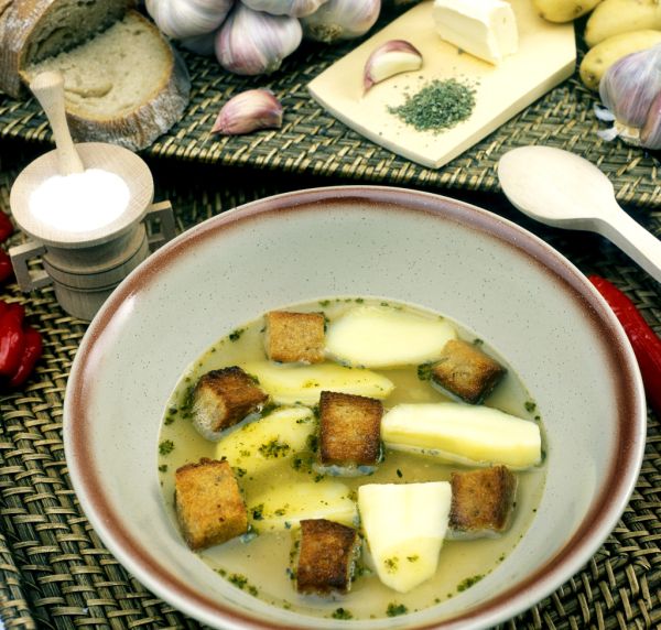 Cesnaková polievka so zemiakmi