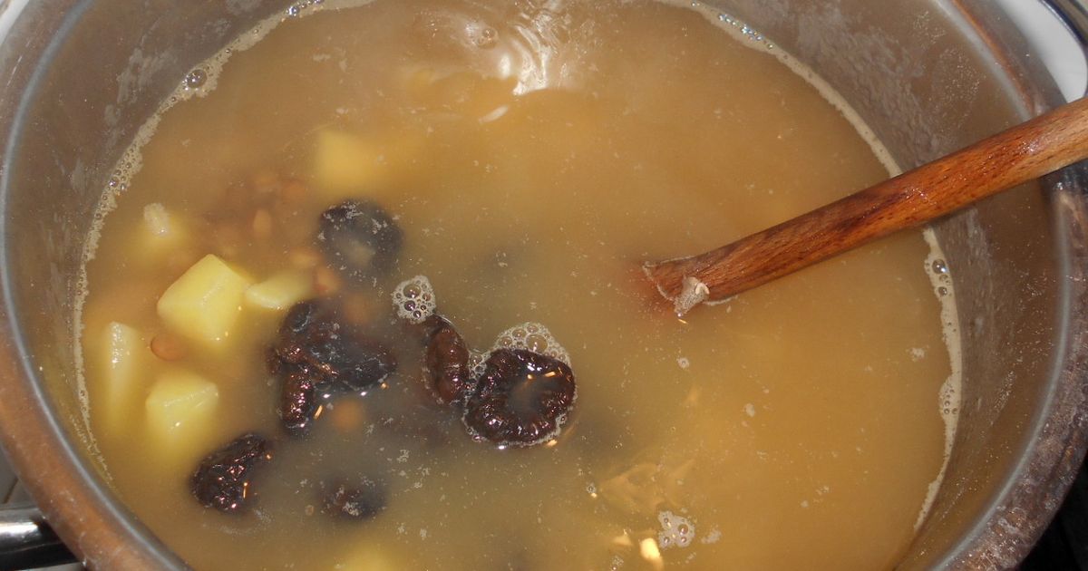 FOTORECEPT: Šošovicová polievka so sušenými slivkami ...