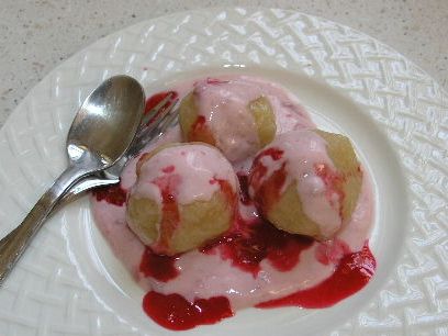 Jablkové knedličky s jogurtom a jahodovou polevou