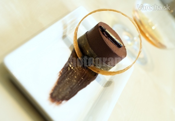 Čokoládovo-Armagnac mousse s marinovanými slivkami recept ...