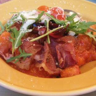 Gnocchi s paradajkovou omáčkou a prosciuttom