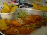 Anglická vyprážaná ryba s hranolkami fish and chips