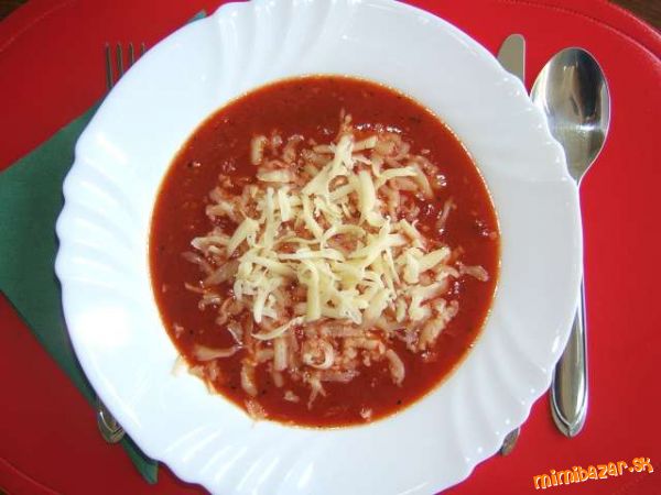 Blesková paradajková polievka s cesnakom a bazalkou