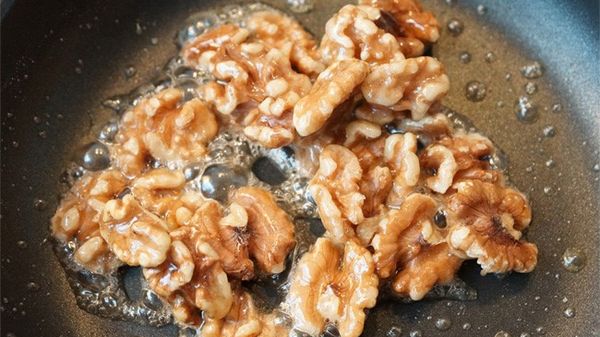 VIDEORECEPT: Karamelizované orechy a slaná karamelová omáčka