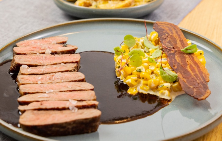 Steak s kukuricovým šalátom a so slaninovým čipsom recept ...