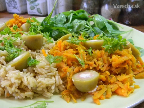 Hnedá ryža s mrkvou a plnenými olivami recept