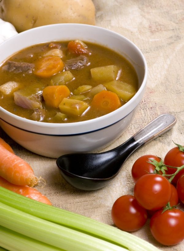 Hovädzia polievka so zemiakmi a kelom