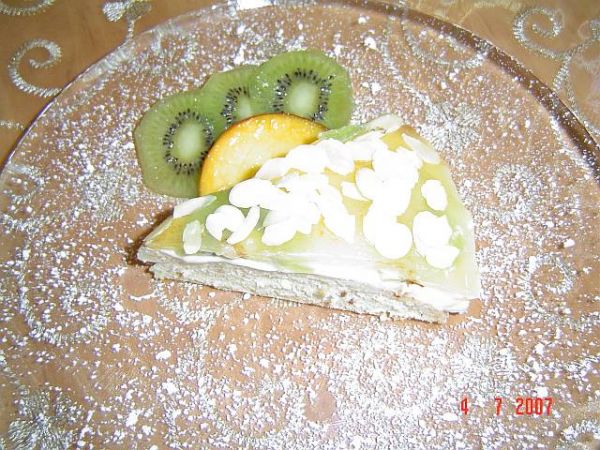 Svieži tvarohový koláč s ovocím a želé
