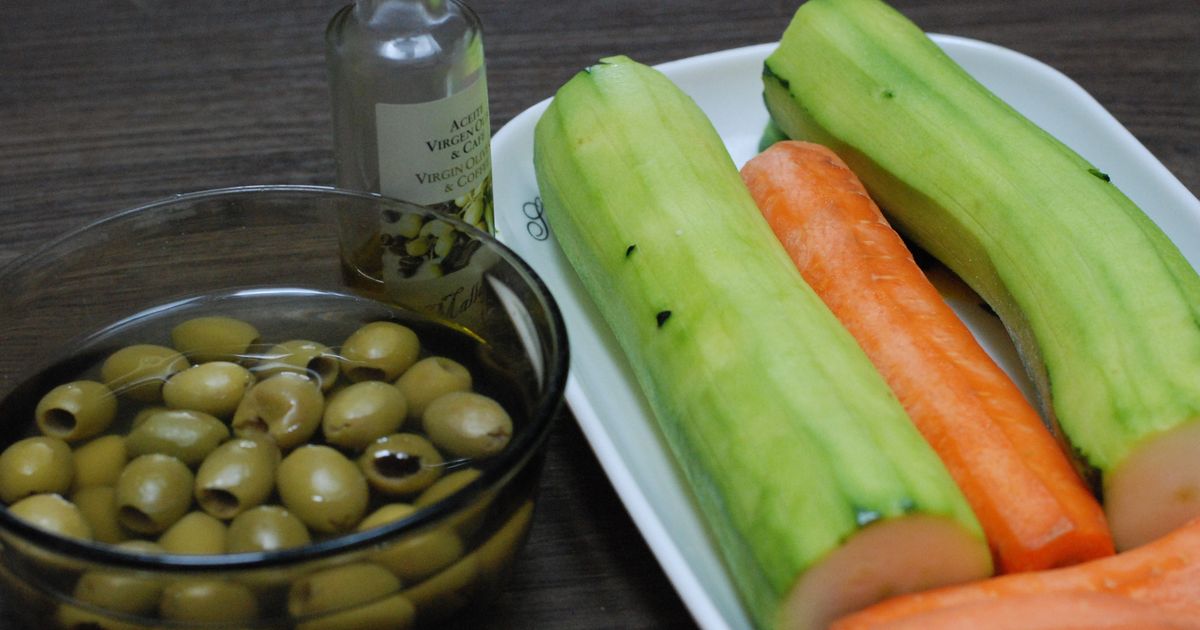 FOTORECEPT: Cuketovo-mrkvový šalát s olivami, fotogaléria 2 / 8.