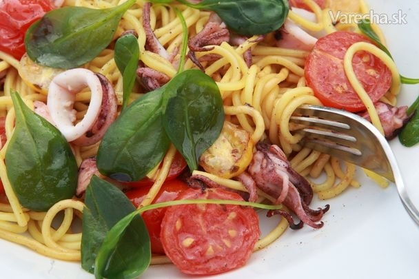 Špagety s kalamármi a cherry paradajkami recept