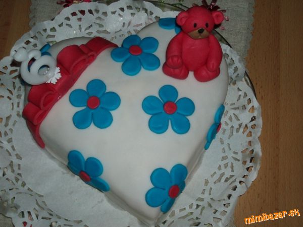 Piškótová torta s vanilkovým krémom kvetinkami a macíkom z white ...