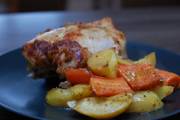 FOTORECEPT: Karí kura s pečenou mrkvou a zemiakmi