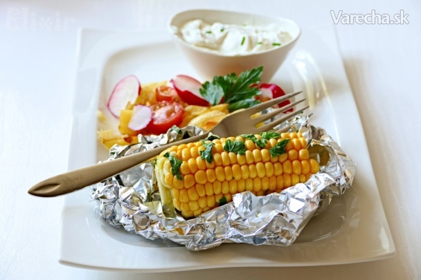 Kukurica so zemiakmi, paradajkami a tvarohom recept