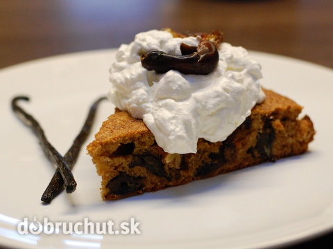 Fotorecept: Datľovo orechový koláč s vanilkovou šľahačkou