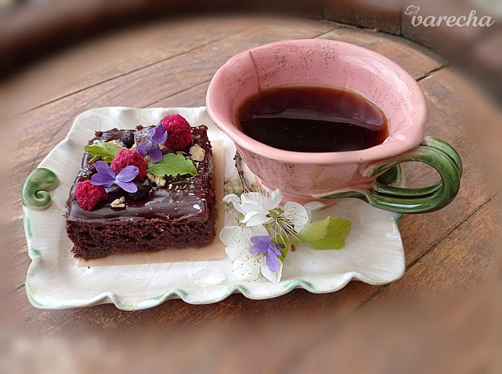 Jednoduchý grankový koláč s čokoládovou polevou recept ...