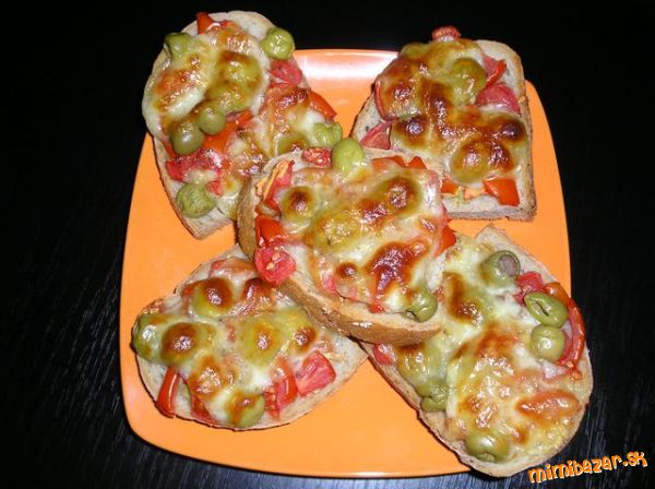 Zapeceny chlebik s paradajkami olivami a mozarellou