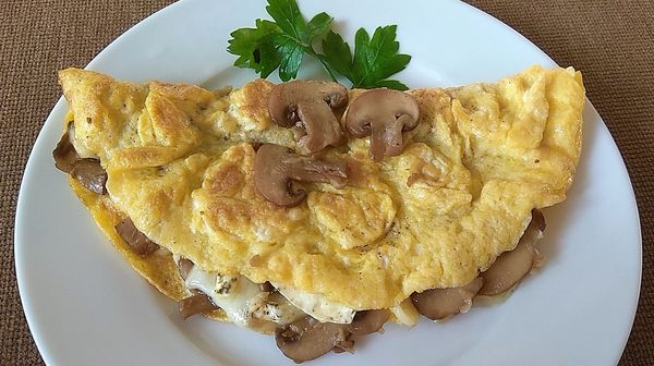 Vaječná omeleta so šampiňónmi a hermelínom