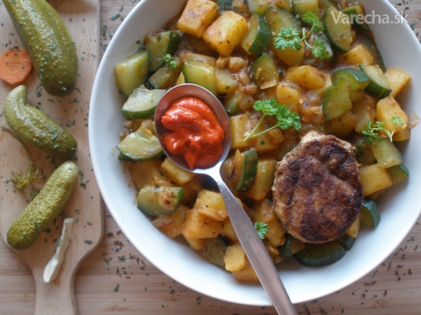 Dusené gulášové uhorky so zemiakmi recept