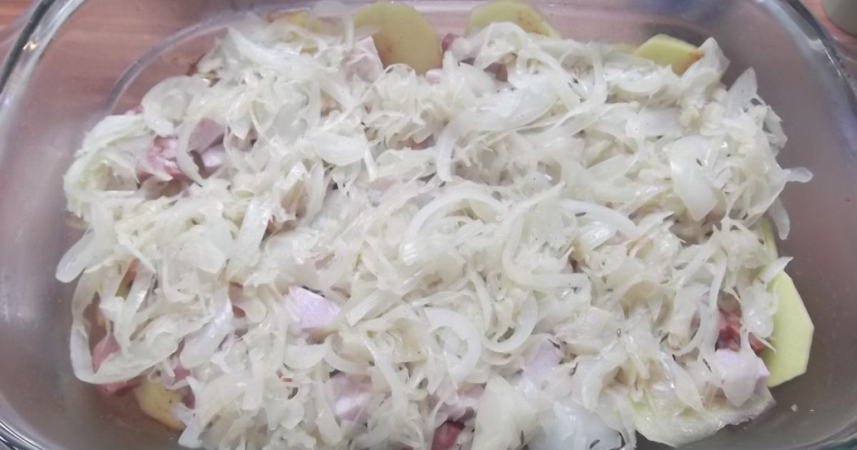 Zapečené zemiaky s údeným mäsom a kyslou kapustou ...