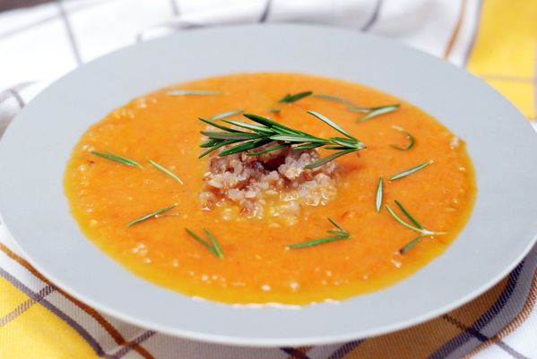 FOTORECEPT: Hustá rajčinová polievka s pohankou