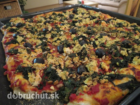 Fotorecept: Špenátová pizza s čiernymi olivami a tofu
