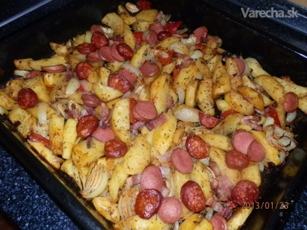 Pečené zemiaky s klobáskami, slaninkou a zeleninou recept ...