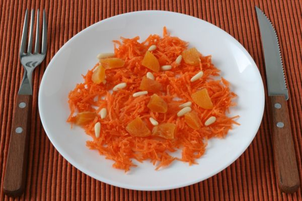 Šalát z mrkvy so sušenými marhuľami