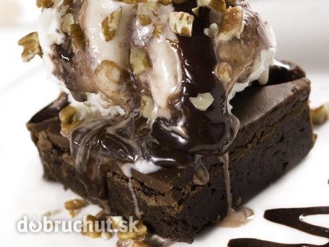Čokoládové brownies so zmrzlinou