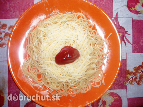 Cesnakové špagety so syrom a kečupom