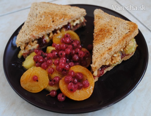 Sladký sendvič s ovocím a orechami recept