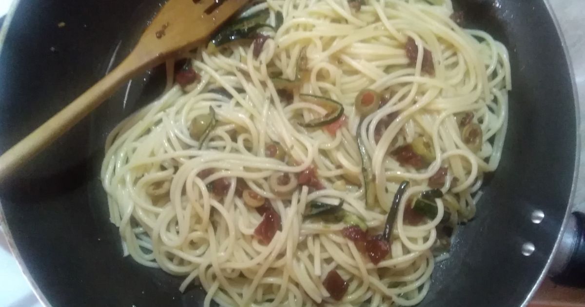 FOTORECEPT: Špagety so sušenými paradajkami a olivami ...