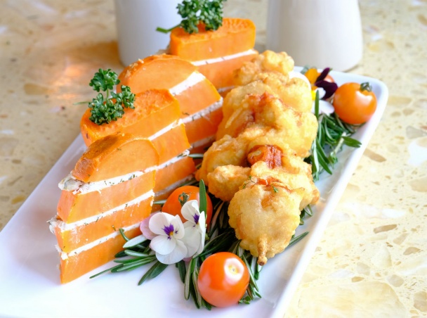 Kuracie ražniči v tempure s nákypom z batátov, zo syra a z kôpru ...