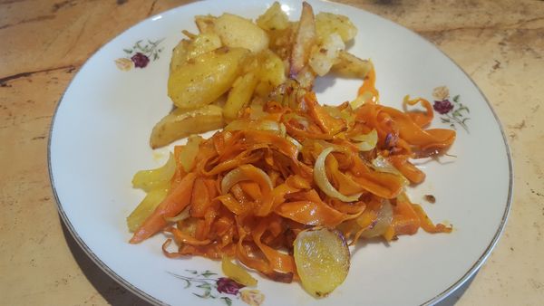 Rýchly obed zemiaky s mrkvou a cibuľou