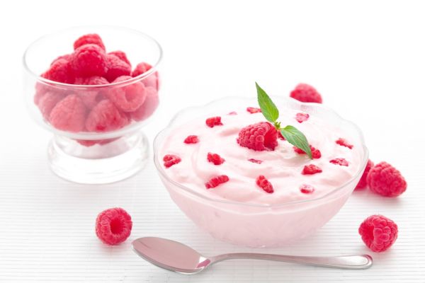 Medový jogurt s malinami z bieleho jogurtu