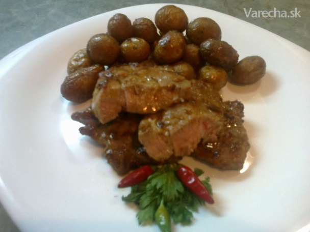 Pikantné bravčové steaky s cesnakovo-maslovou arómou (fotorecept)