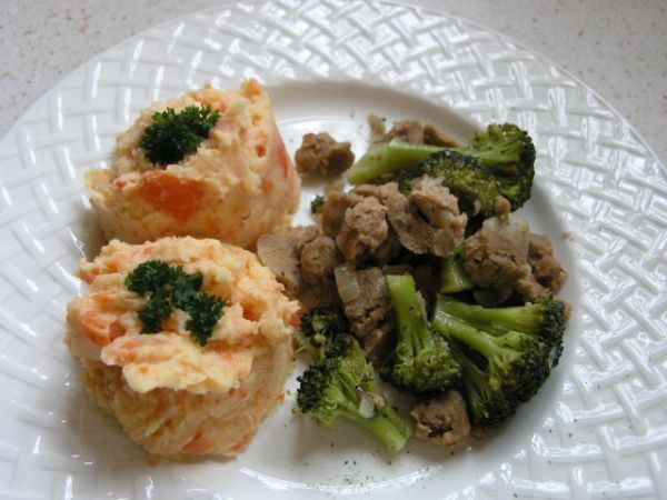 Sójové mäso s brokolicou zemiakovo mrkvová kaša
