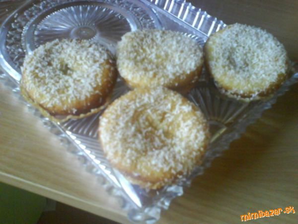 Muffiny s jahodovou náplňou a kokosovou posýpkou