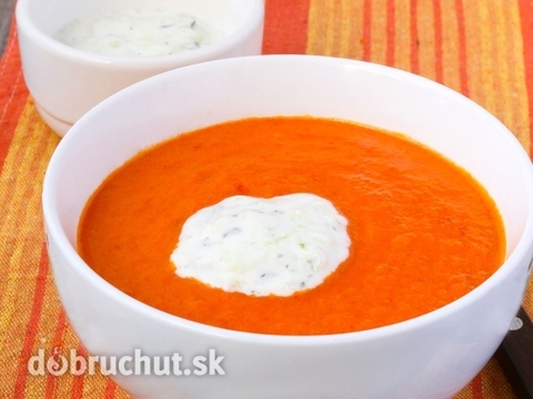 Paprikovo-rajčinová polievka s uhorkovým jogurtom