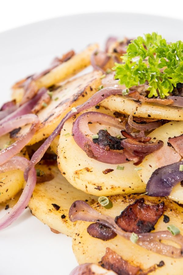 Opečené zemiaky so slaninou a cibuľou