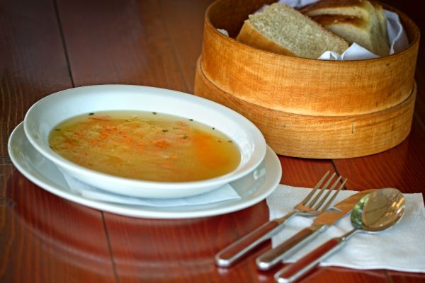 Chlebová polievka s droždím a zeleninou