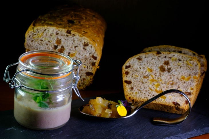 Orechový chlebík s hruškovým čatní recept